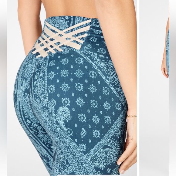 NWT Boost PowerHold® High-Waisted 7/8 Legging size Large Blue Bandana/Tapioca - Picture 2 of 9